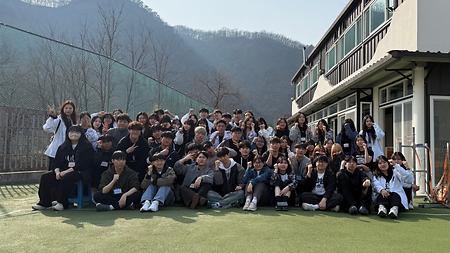 심리학전공 MT 참여 학생들의 단체사진입니다.